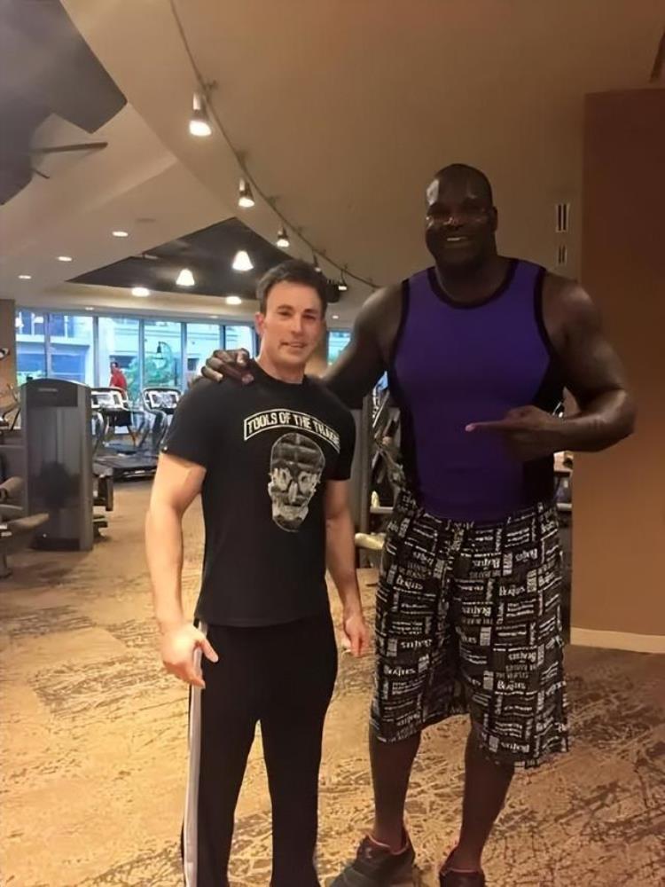 强森和nba球员对比「想和NBA巨人合影看看这对比强森比奥胖小两圈美队小鸟依人」