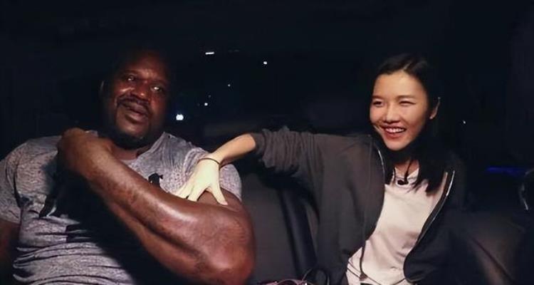 奥尼尔跟普通人合照「奥尼尔跟普通人合影真是降维打击强森这样的壮汉都似小鸟依人」