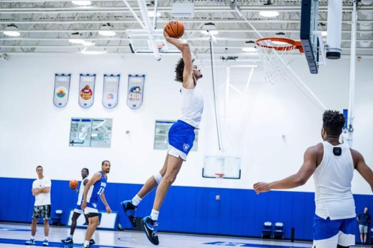 浓眉最新身高「2022届全美第一模板浓眉身高2米18这天赋已预定NBA首轮」