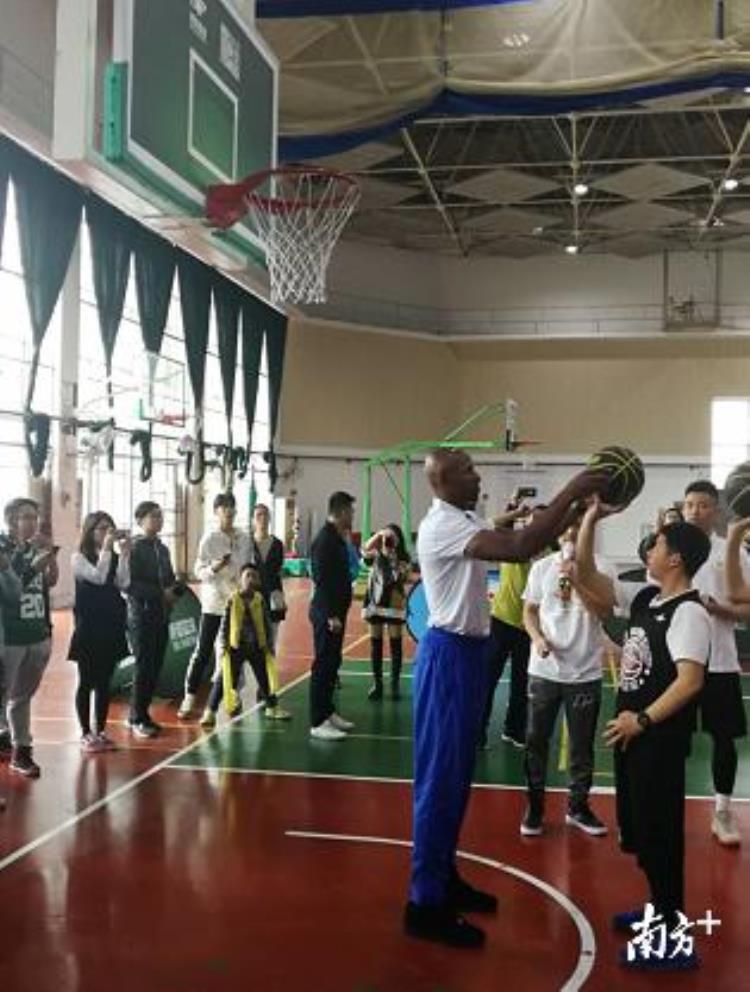 NBA三分王雷阿伦来顺德了为小球员讲解投篮要领