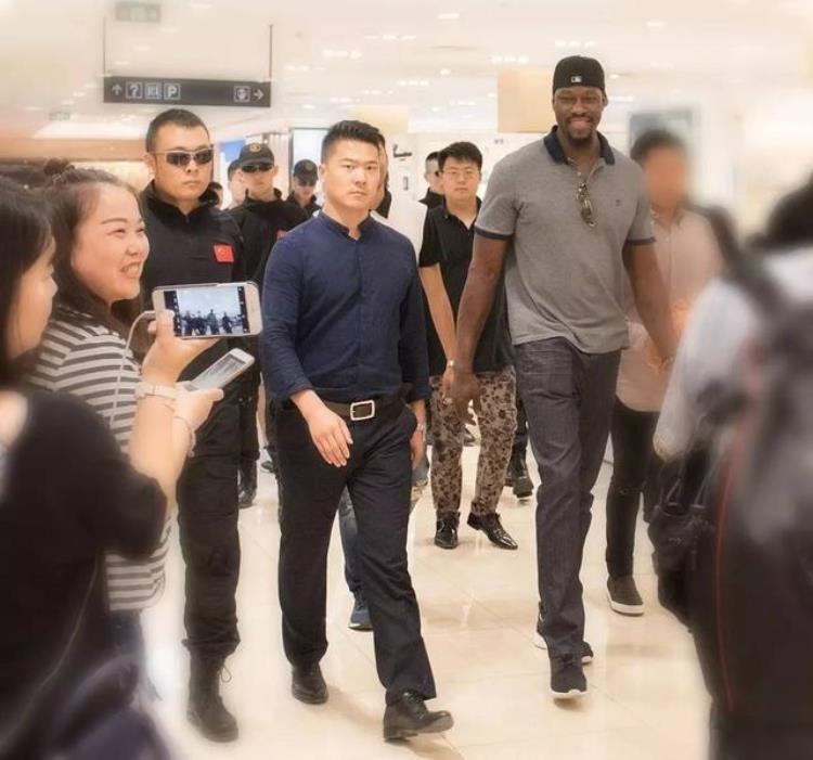 NBA球星本华莱士空降成都助阵暇步士巨蟹月三大来福士四大综合体全面开业
