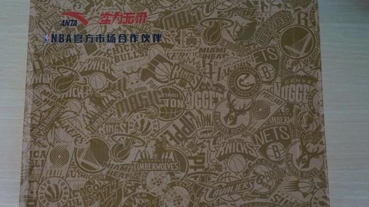 300块能买什么安踏「WEN开箱|三百块的团队鞋等于五百块的签名鞋安踏这操作看不懂」