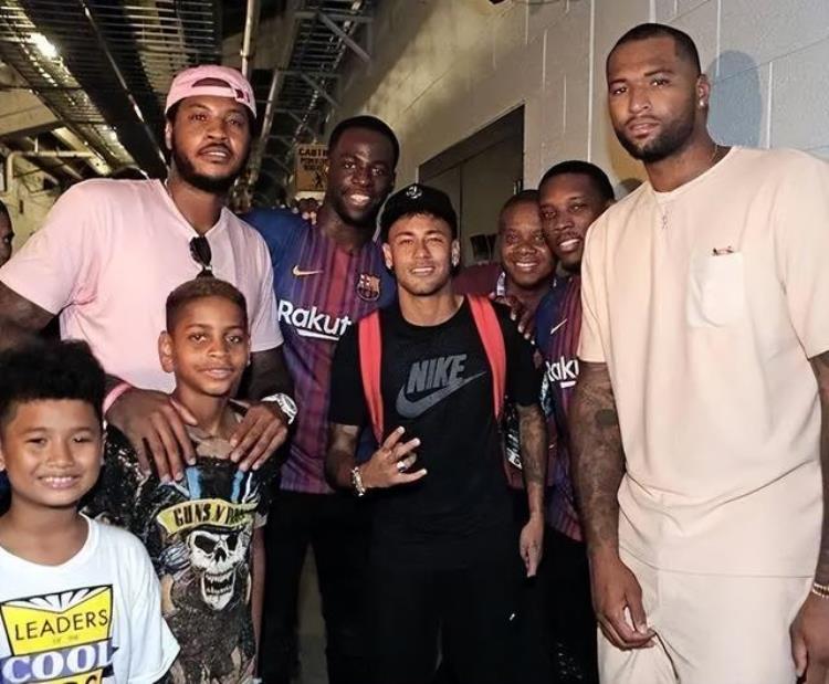 强森和nba球员对比「想和NBA巨人合影看看这对比强森比奥胖小两圈美队小鸟依人」