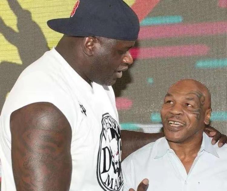 泰森腹肌「打NBA的才是真正的肌肉男泰森在300斤奥尼尔旁边一脸和蔼」