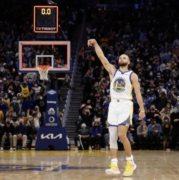斯蒂芬·库里新闻「名场面NBA官方推特晒斯蒂芬库里压哨绝杀照片」