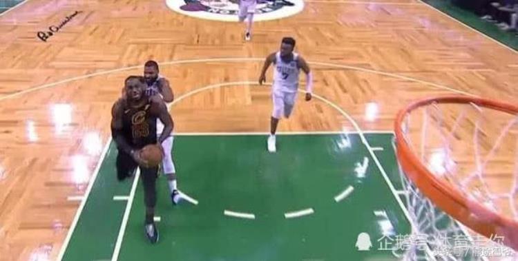 躺在地上投篮「NBA哪些匪夷所思的进球平躺投篮背人上篮都是高手啊」