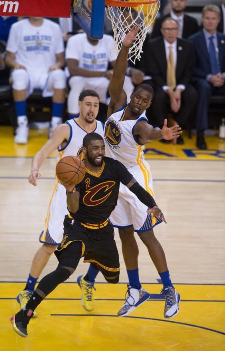 詹姆斯被巴里亚防住「NBA球员的核心力量詹姆斯顶不动巴里亚库里突破总被上身体」