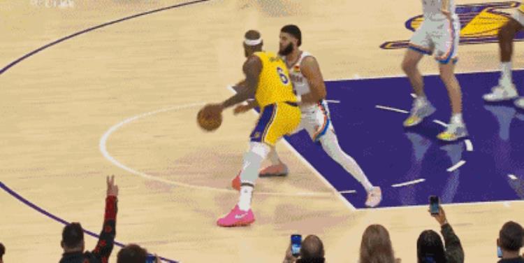 詹姆斯获得得分王「新闻8点见丨38390分詹姆斯加冕NBA历史得分王」