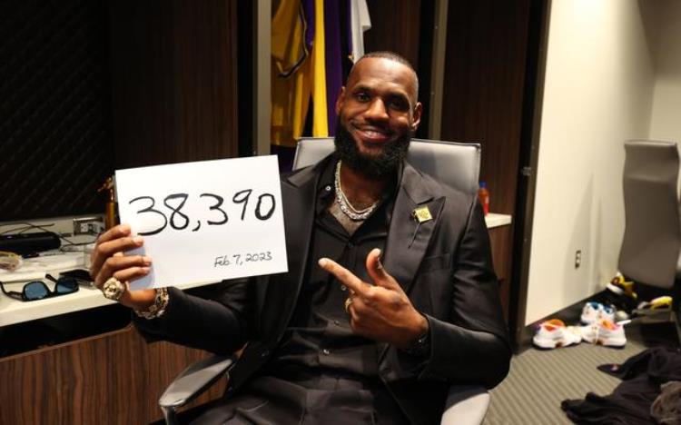 詹姆斯获得得分王「新闻8点见丨38390分詹姆斯加冕NBA历史得分王」