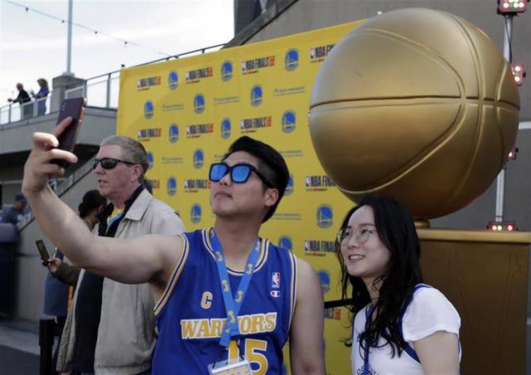 猛龙首夺NBA总冠军最开心的是加拿大总理特鲁多最尴尬的是美国总统特朗普