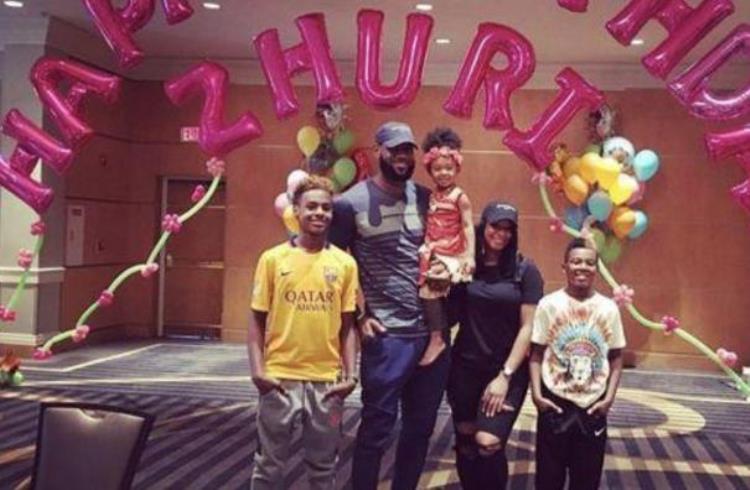 科比父母出席名人堂「NBA球星全家福波什3儿2女圆满科比3女儿小名招弟迎弟来弟」