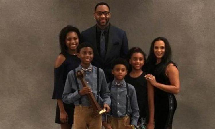 科比父母出席名人堂「NBA球星全家福波什3儿2女圆满科比3女儿小名招弟迎弟来弟」