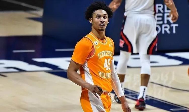 垂直弹跳最高的人「NBA历史上垂直弹跳最高的十位球员第一位是永远的神」