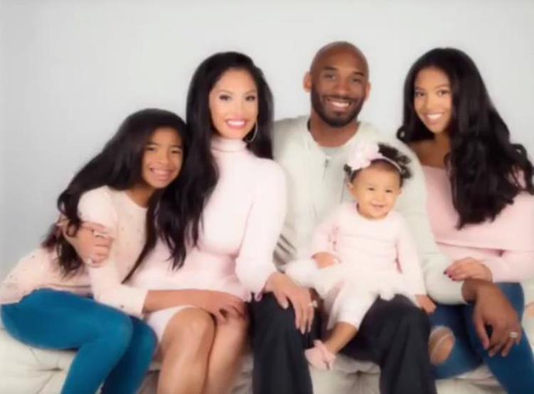 科比父母出席名人堂「NBA球星全家福波什3儿2女圆满科比3女儿小名招弟迎弟来弟」