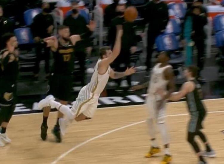 nba十大压哨绝杀「年度盘点之十大压哨绝杀格拉汉姆后场超远东契奇抛投三分」