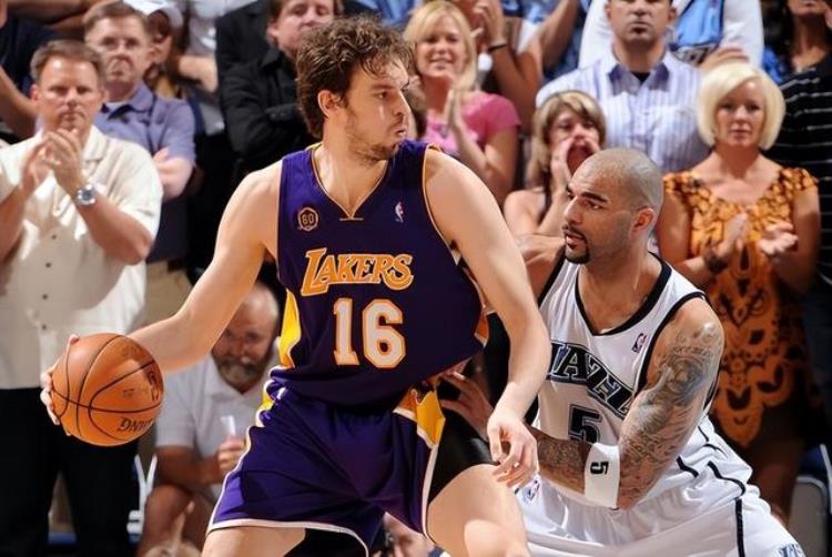 教练谈科比「先遇乔丹后逢科比5次输给禅师的三角进攻他是NBA最悲情教练」
