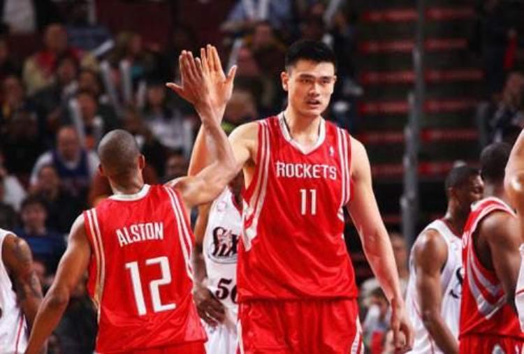 他叫阿尔斯通是NBA历史上的街球王第一个有签名球鞋的街球手