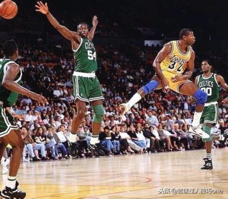脑后传球教学「神出鬼没图看NBA脑后传球的瞬间魔术师是怎么传出去的」