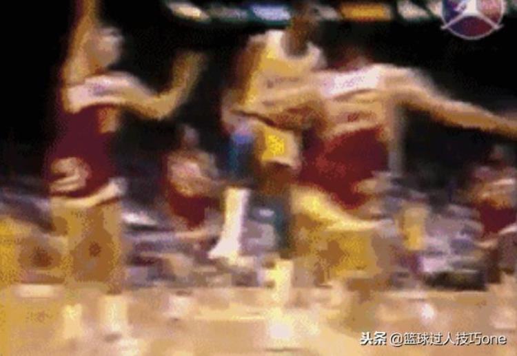 脑后传球教学「神出鬼没图看NBA脑后传球的瞬间魔术师是怎么传出去的」