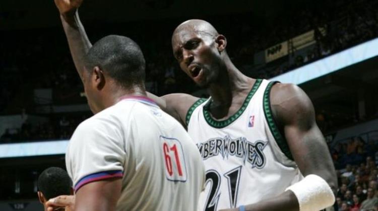 nba走步次数最多的球星「谁是NBA走步王美媒公布近20年数据魔兽登顶詹姆斯也上榜了」