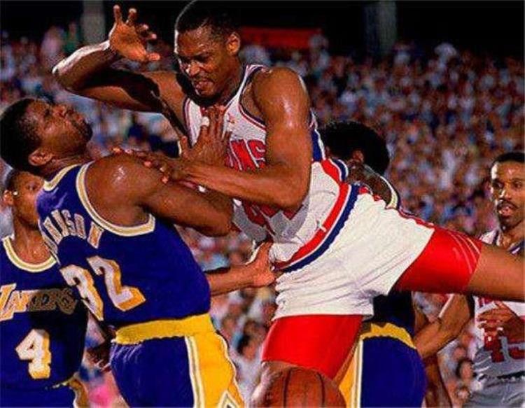 nba带伤出战经典战役「NBA历史10大带刀护卫冠军球队总有1人在重要性远超数据」