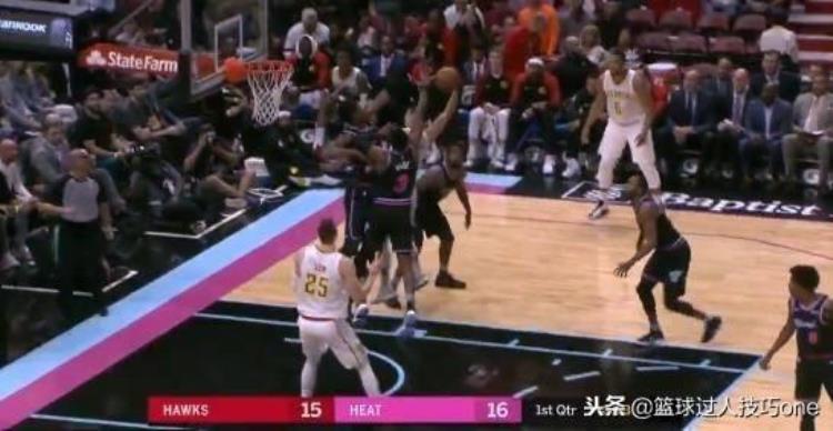 脑后传球教学「神出鬼没图看NBA脑后传球的瞬间魔术师是怎么传出去的」