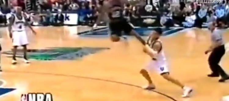 阿泰肘击哈登段「NBA历史十大恶行阿泰一肘击倒哈登兰比尔锁喉乔丹」