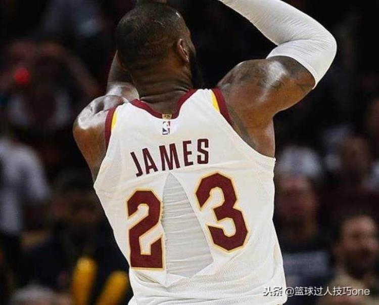 nba球鞋穿坏事件「11图看NBA穿坏鞋衣瞬间詹皇球衣撕成两半马努鞋子开口笑」