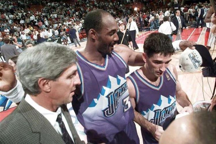 教练谈科比「先遇乔丹后逢科比5次输给禅师的三角进攻他是NBA最悲情教练」