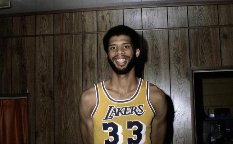 新秀得mvp「新秀拿MVP是什么概念翻遍NBA历史就2人做到神皇鲨落选」