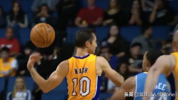脑后传球教学「神出鬼没图看NBA脑后传球的瞬间魔术师是怎么传出去的」
