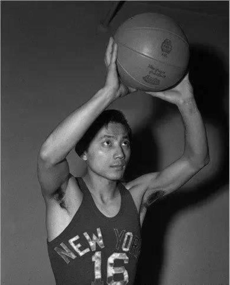 nba现役第一白人「NBA历史第一位非白人球员不是黑人你没看错他是一位黄种人」