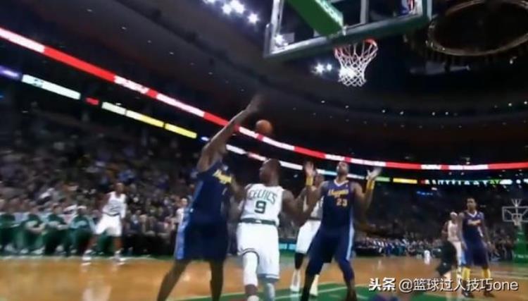 脑后传球教学「神出鬼没图看NBA脑后传球的瞬间魔术师是怎么传出去的」