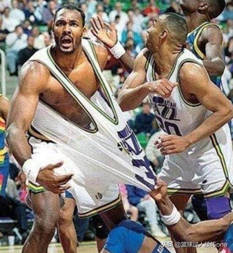 nba球鞋穿坏事件「11图看NBA穿坏鞋衣瞬间詹皇球衣撕成两半马努鞋子开口笑」