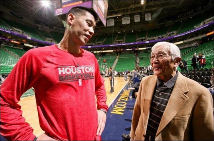 nba现役第一白人「NBA历史第一位非白人球员不是黑人你没看错他是一位黄种人」