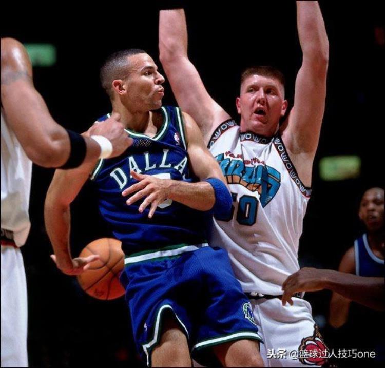 脑后传球教学「神出鬼没图看NBA脑后传球的瞬间魔术师是怎么传出去的」