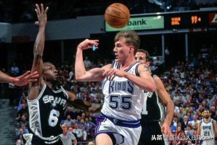 脑后传球教学「神出鬼没图看NBA脑后传球的瞬间魔术师是怎么传出去的」