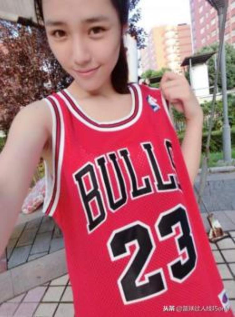 球衣女生怎么搭配「图看NBA球衣的神改造女球迷全新穿衣搭配情侣拼接球衣成焦点」