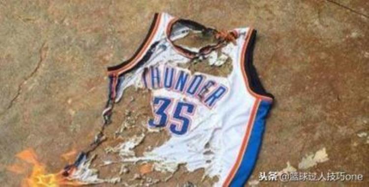 球衣女生怎么搭配「图看NBA球衣的神改造女球迷全新穿衣搭配情侣拼接球衣成焦点」