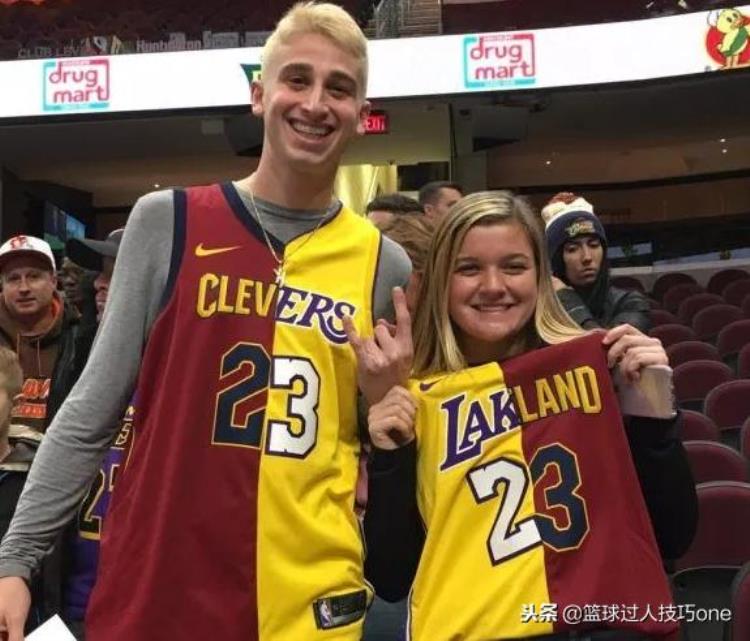 球衣女生怎么搭配「图看NBA球衣的神改造女球迷全新穿衣搭配情侣拼接球衣成焦点」