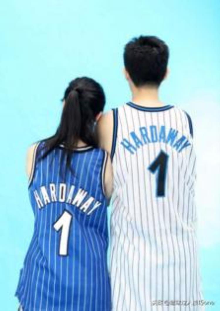 球衣女生怎么搭配「图看NBA球衣的神改造女球迷全新穿衣搭配情侣拼接球衣成焦点」