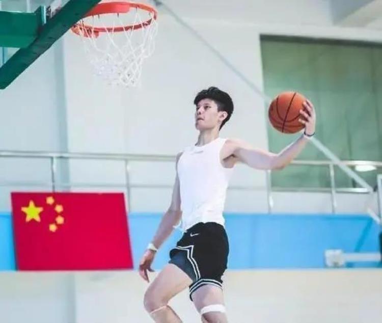 nba发展联盟年龄限制「年仅18岁中国小将加入发展联盟下一个NBA球员会是他吗」