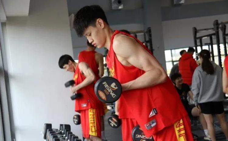 nba发展联盟年龄限制「年仅18岁中国小将加入发展联盟下一个NBA球员会是他吗」