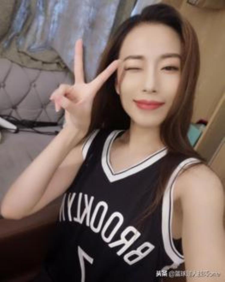 球衣女生怎么搭配「图看NBA球衣的神改造女球迷全新穿衣搭配情侣拼接球衣成焦点」