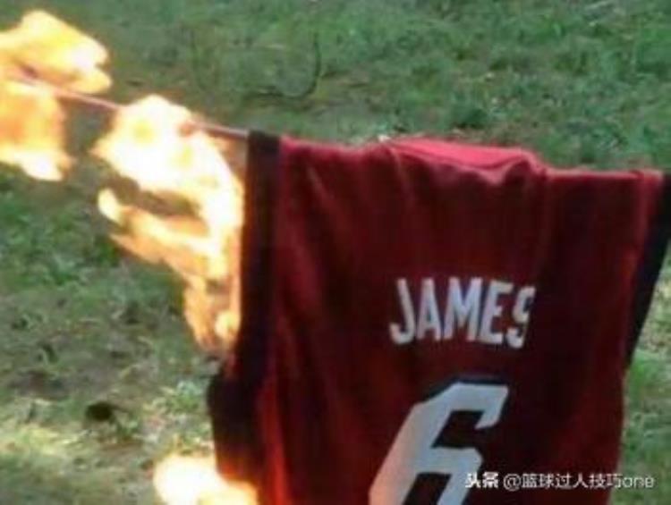 球衣女生怎么搭配「图看NBA球衣的神改造女球迷全新穿衣搭配情侣拼接球衣成焦点」