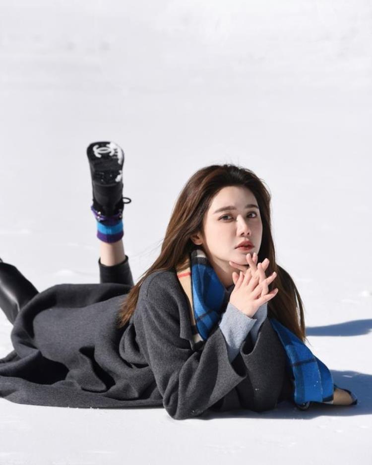 雪地精灵篮球主播美娜明眸善睐肤白貌美楚楚动人