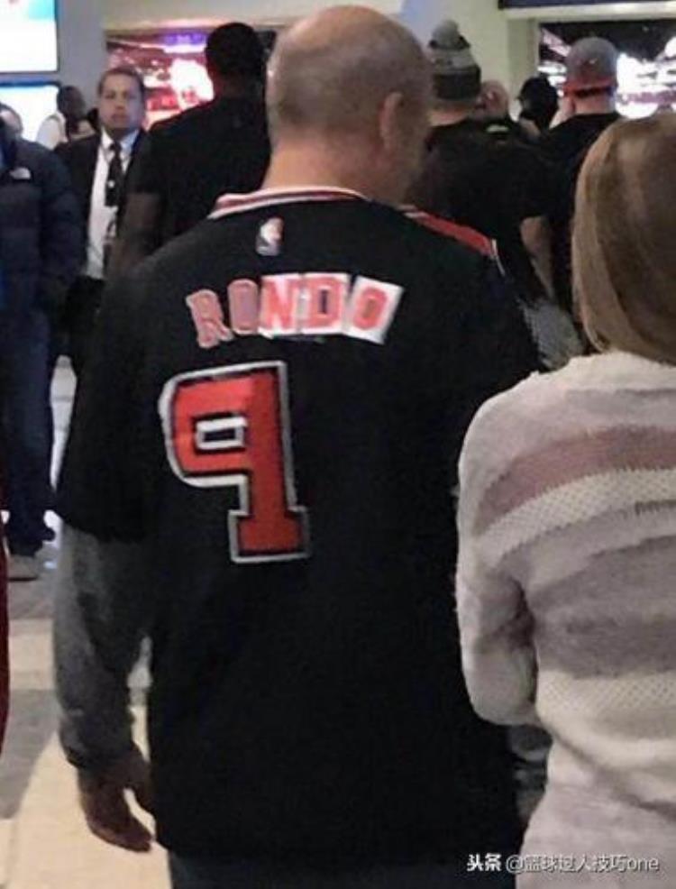 球衣女生怎么搭配「图看NBA球衣的神改造女球迷全新穿衣搭配情侣拼接球衣成焦点」
