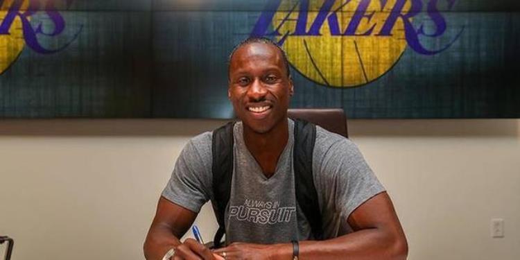 字母哥的励志故事「NBA十大励志故事字母哥一度穷到和哥哥共用球鞋如今身价过亿」
