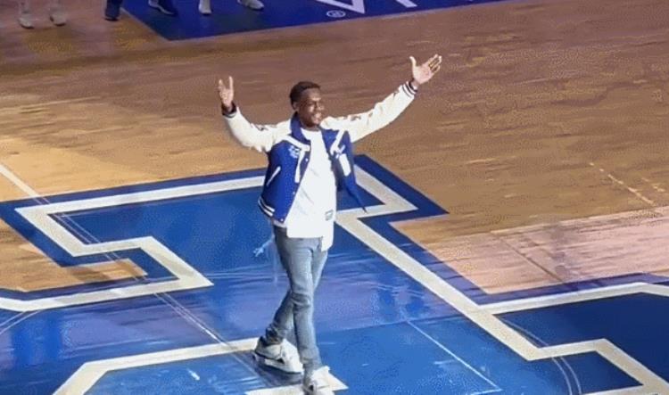 德隆哪年选秀「兑现承诺德隆回归NBA担任全明星新秀赛中其中一支球队教练」