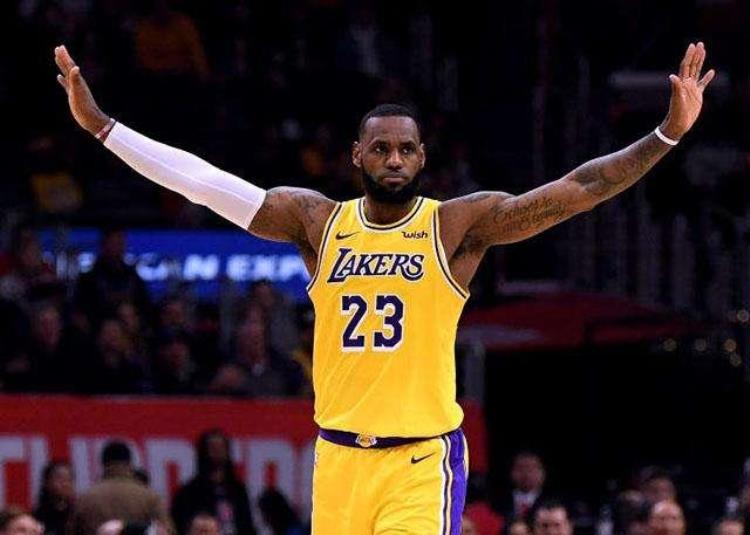 字母哥的励志故事「NBA十大励志故事字母哥一度穷到和哥哥共用球鞋如今身价过亿」